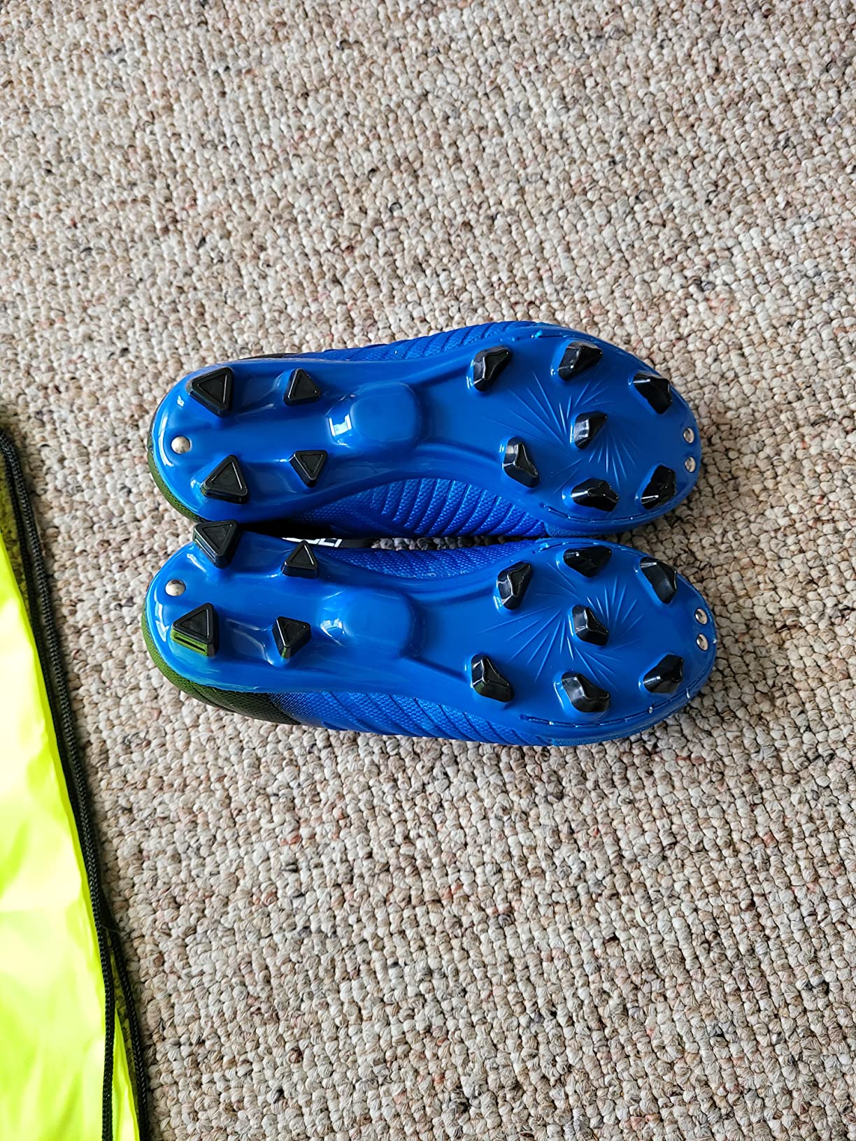Side view of LEOCI kids soccer cleats highlighting ankle support and overall profile design