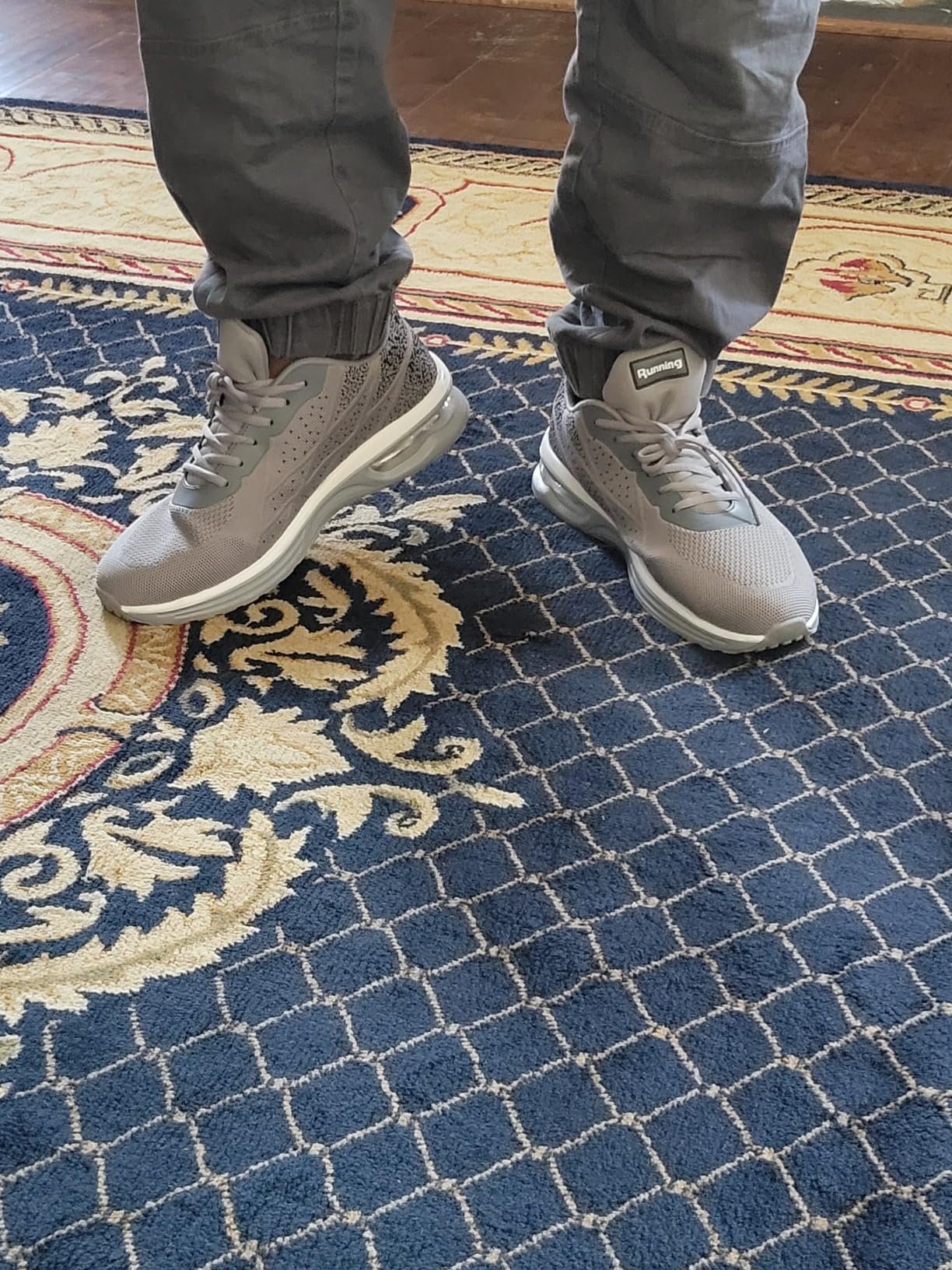 User photo showing QAUPPE shoes sizing and fit on actual feet for reference