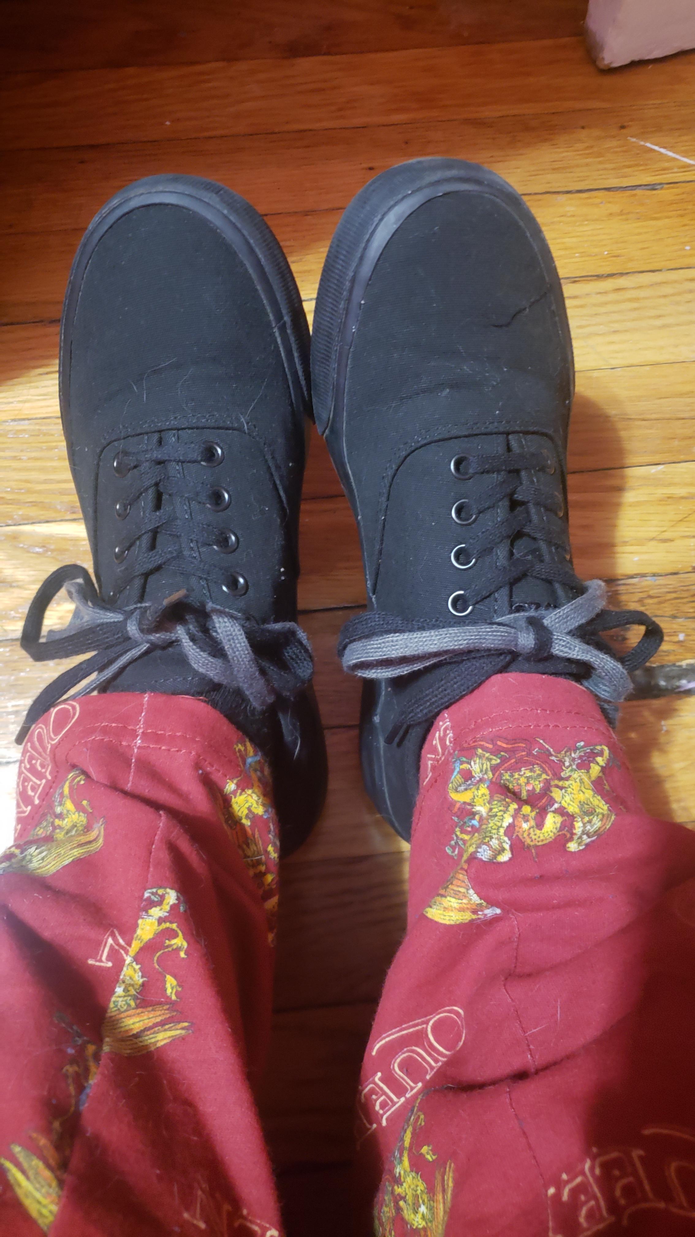 Close-up of Lugz Lear lacing system with black and white lace options