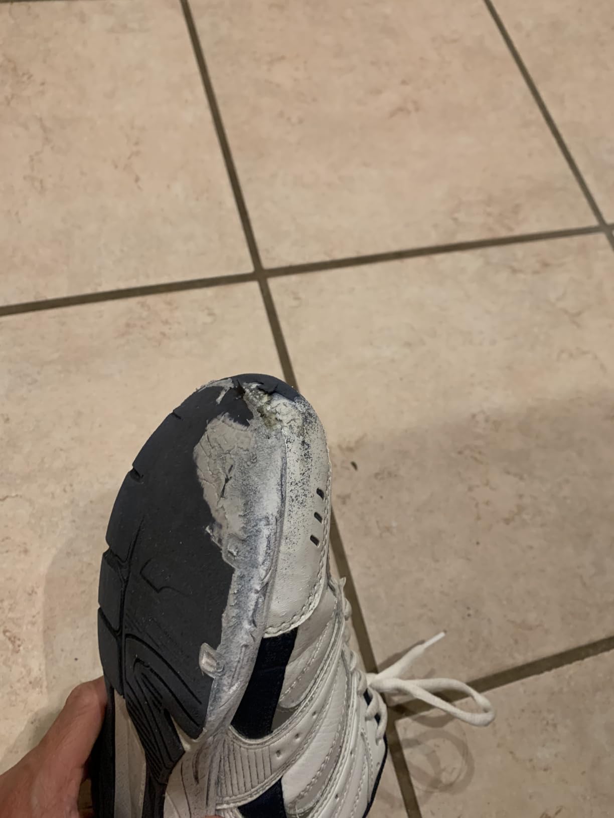 Avia Avi-Verge showing side profile with cantilever technology and heel support design