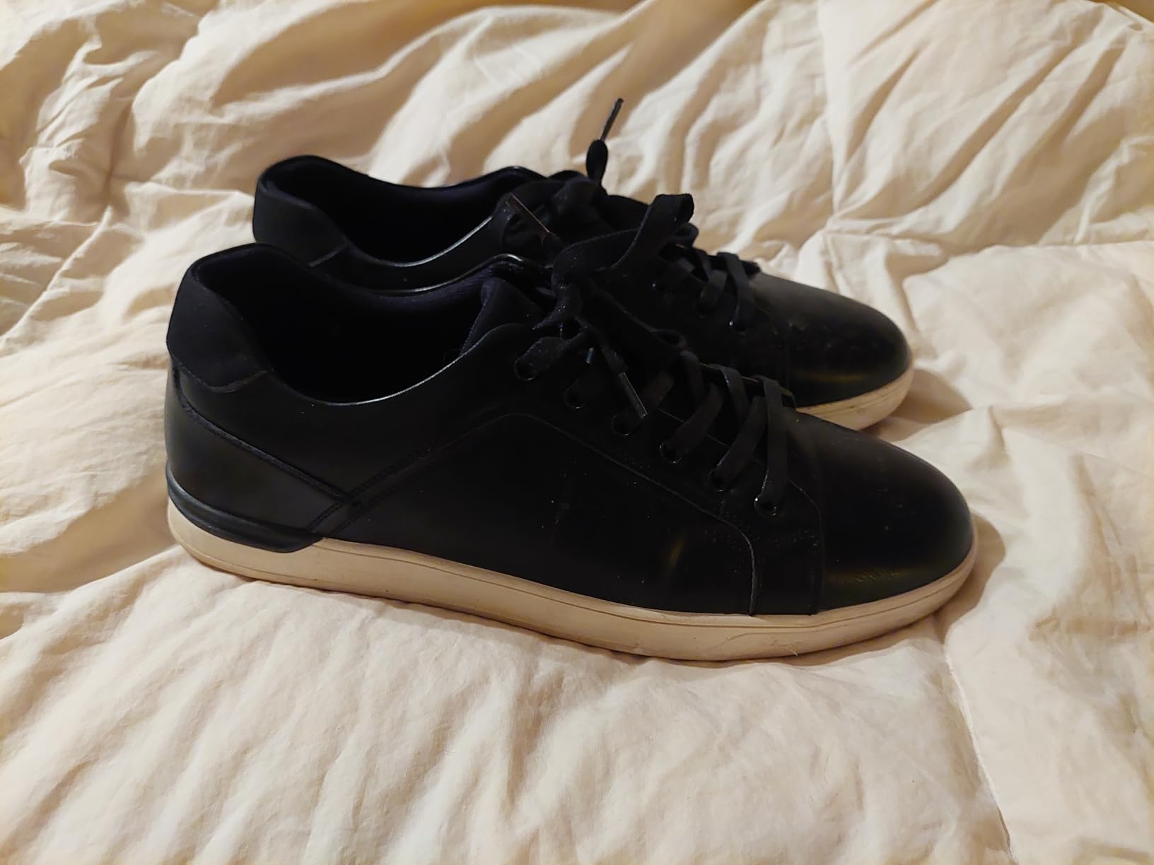 Bruno Marc sneakers showing white sole with gum rubber bottom and arch support design