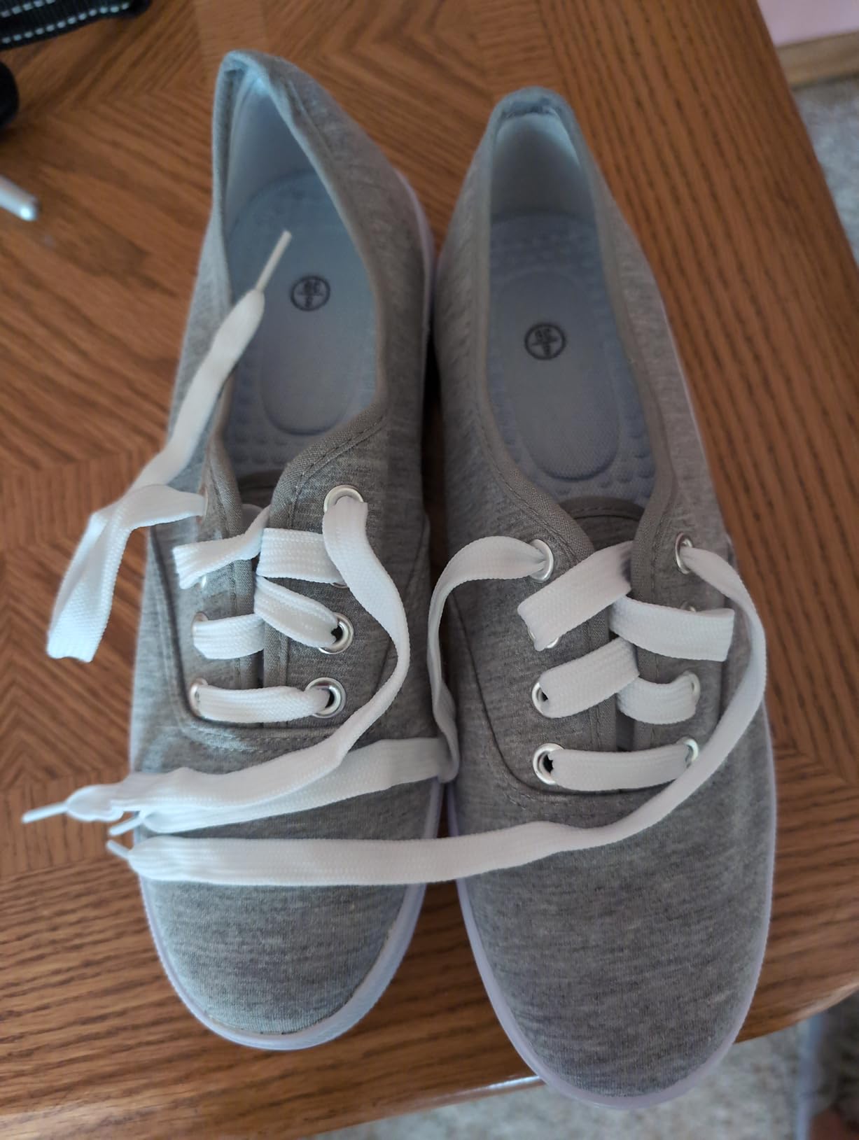 TUOPIN women's white canvas sneakers classic low-top design with lace-up closure