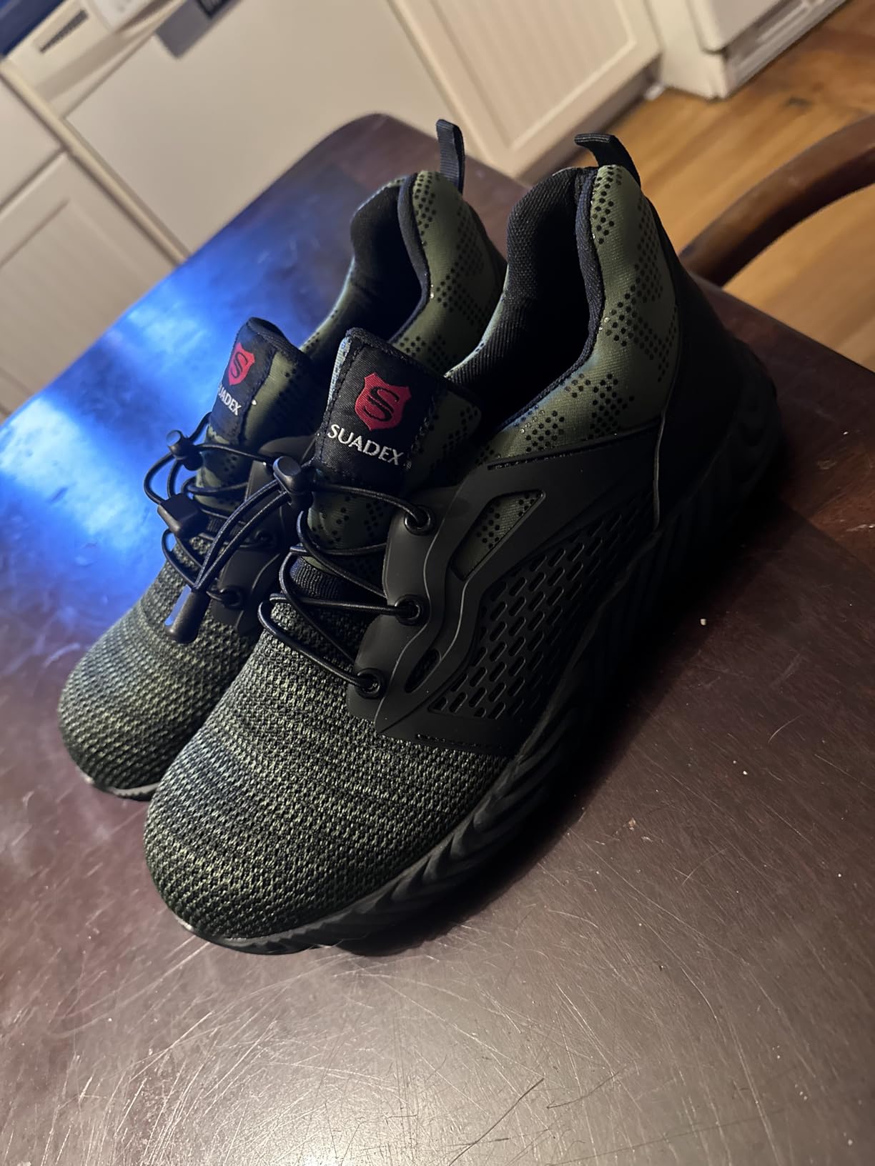 SUADEX steel toe work shoes product packaging and included accessories