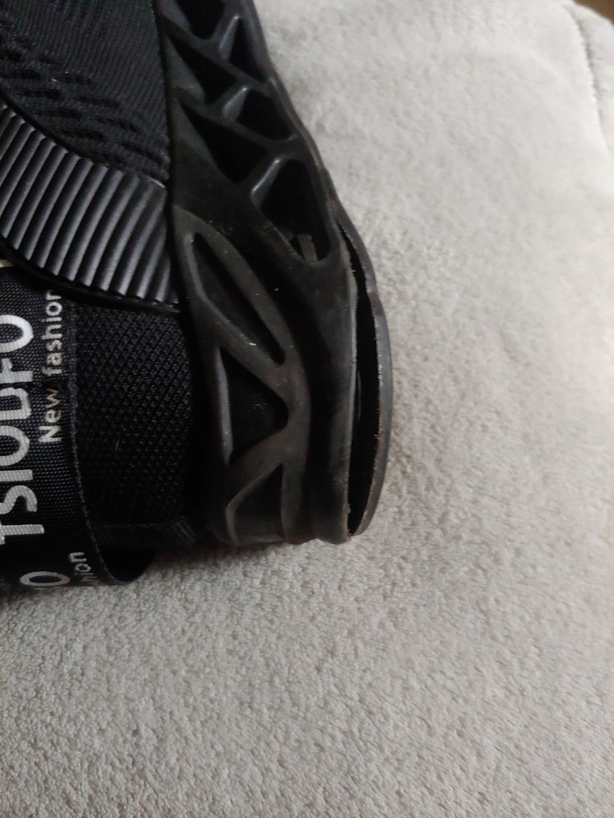 Bottom view of SKDOIUL shoe showing tread pattern and wear indicators