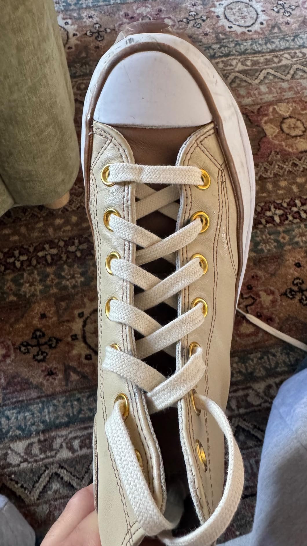 Handshop off-white and beige shoelaces color comparison showing accurate color representation