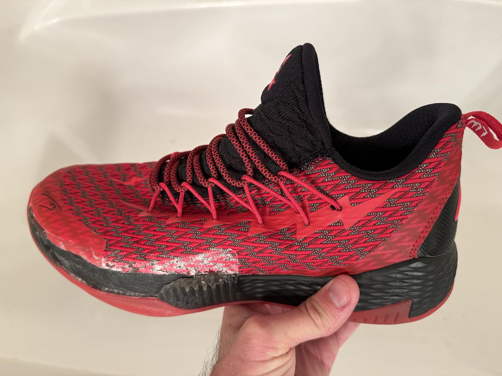 Color variant showing different durability between black and red PEAK basketball shoes