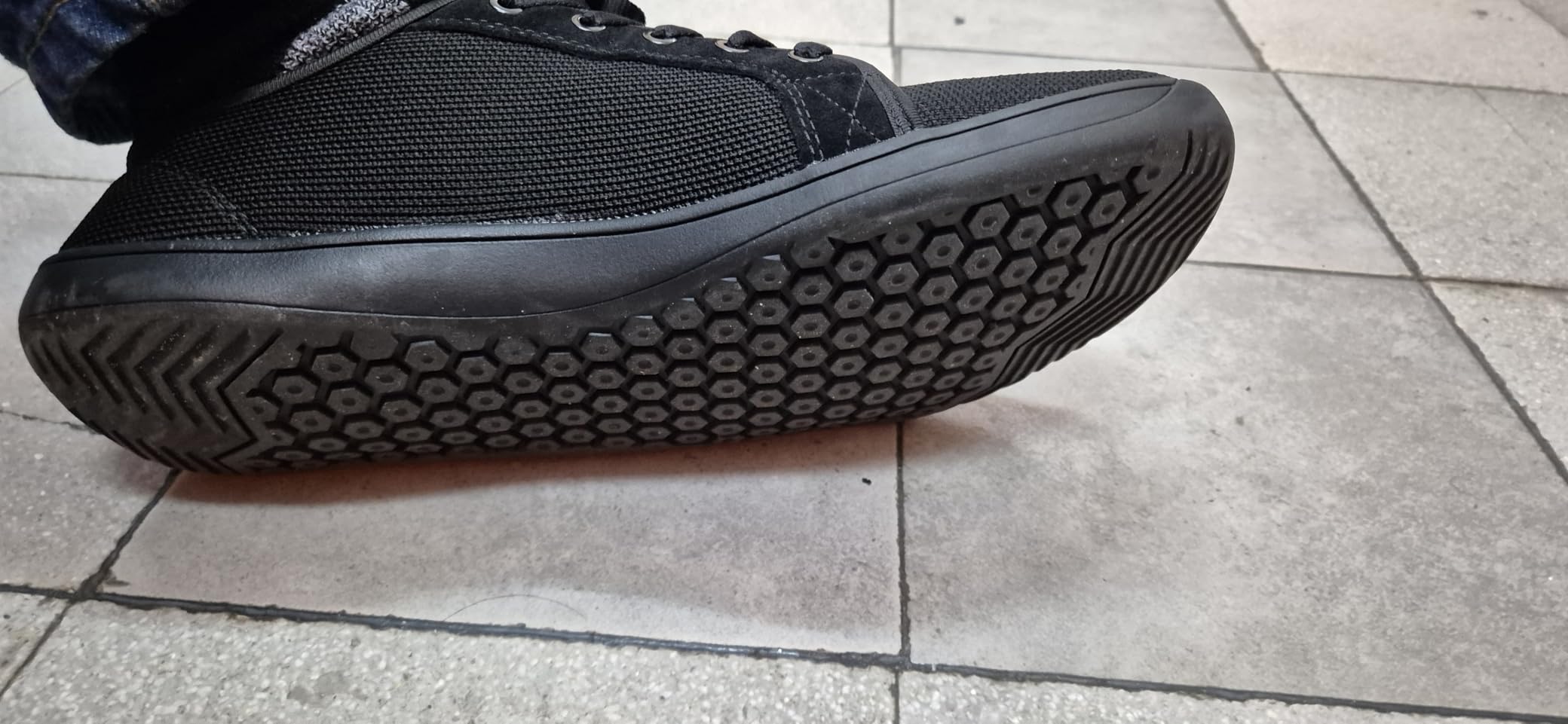 Side profile showing zero drop sole design and ground contact