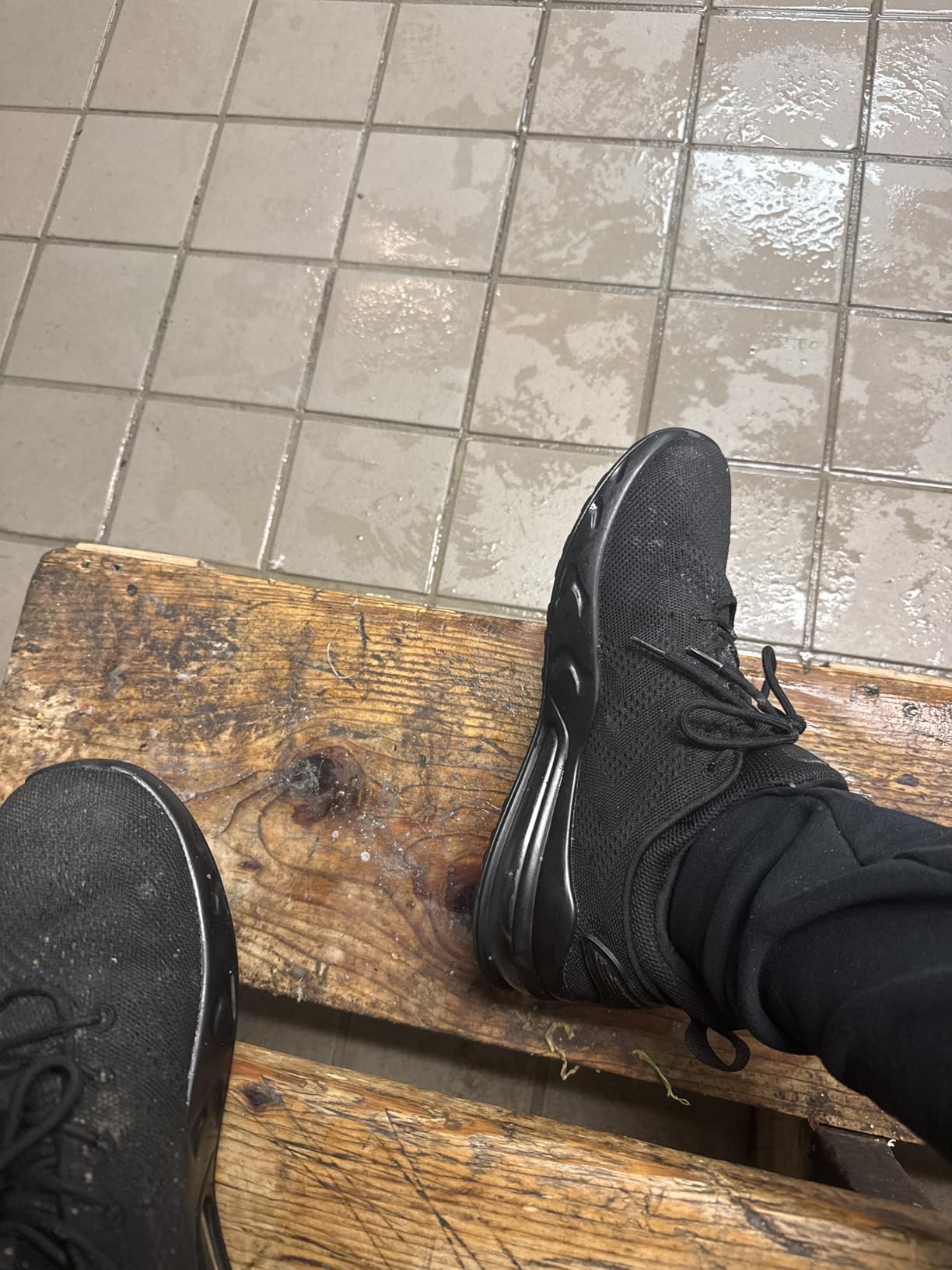 Side profile of LARNMERN work shoes highlighting the air cushion midsole technology