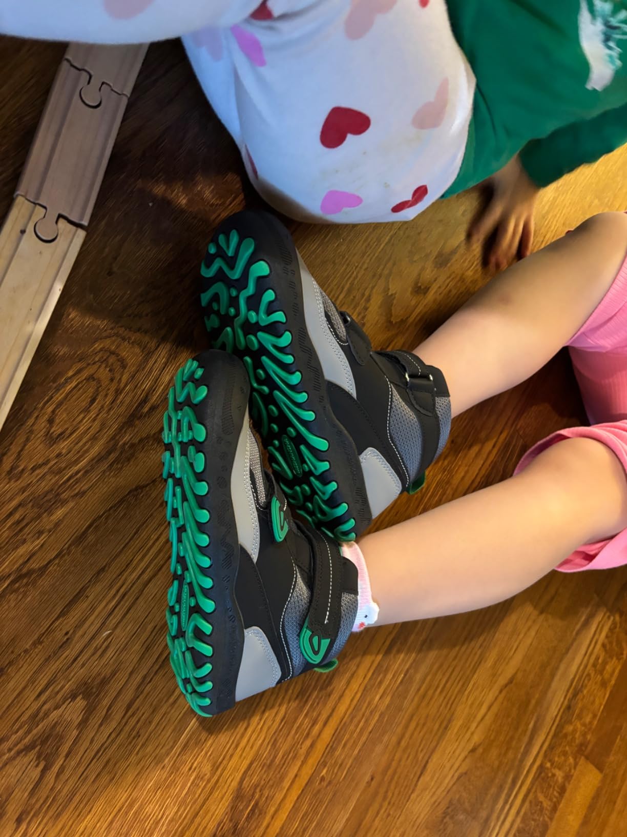 Mishansha kids hiking boots product features comparison showing anti-collision toe cap and breathable design elements