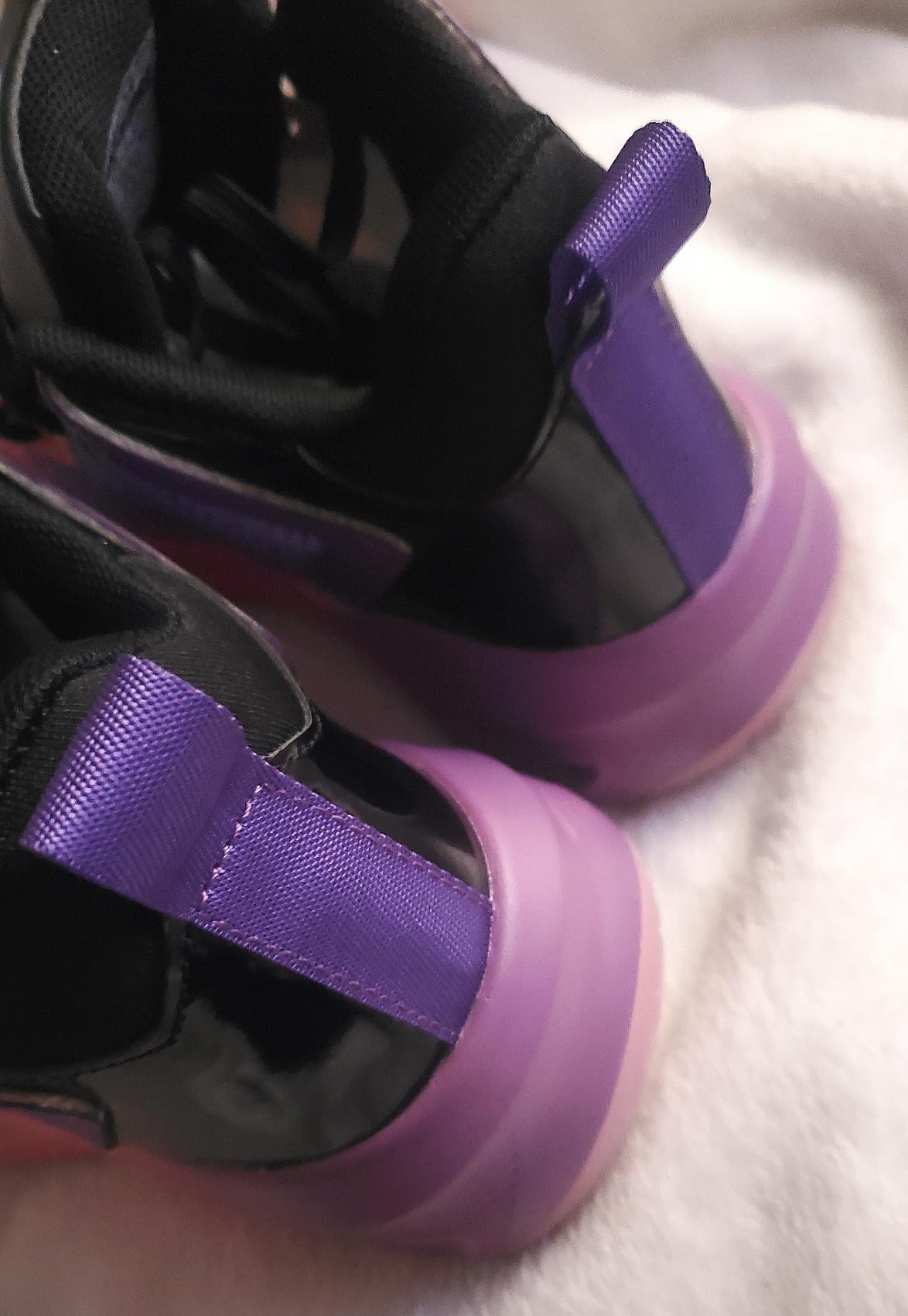 ASHION shoes sole pattern showing rubber traction design for basketball courts