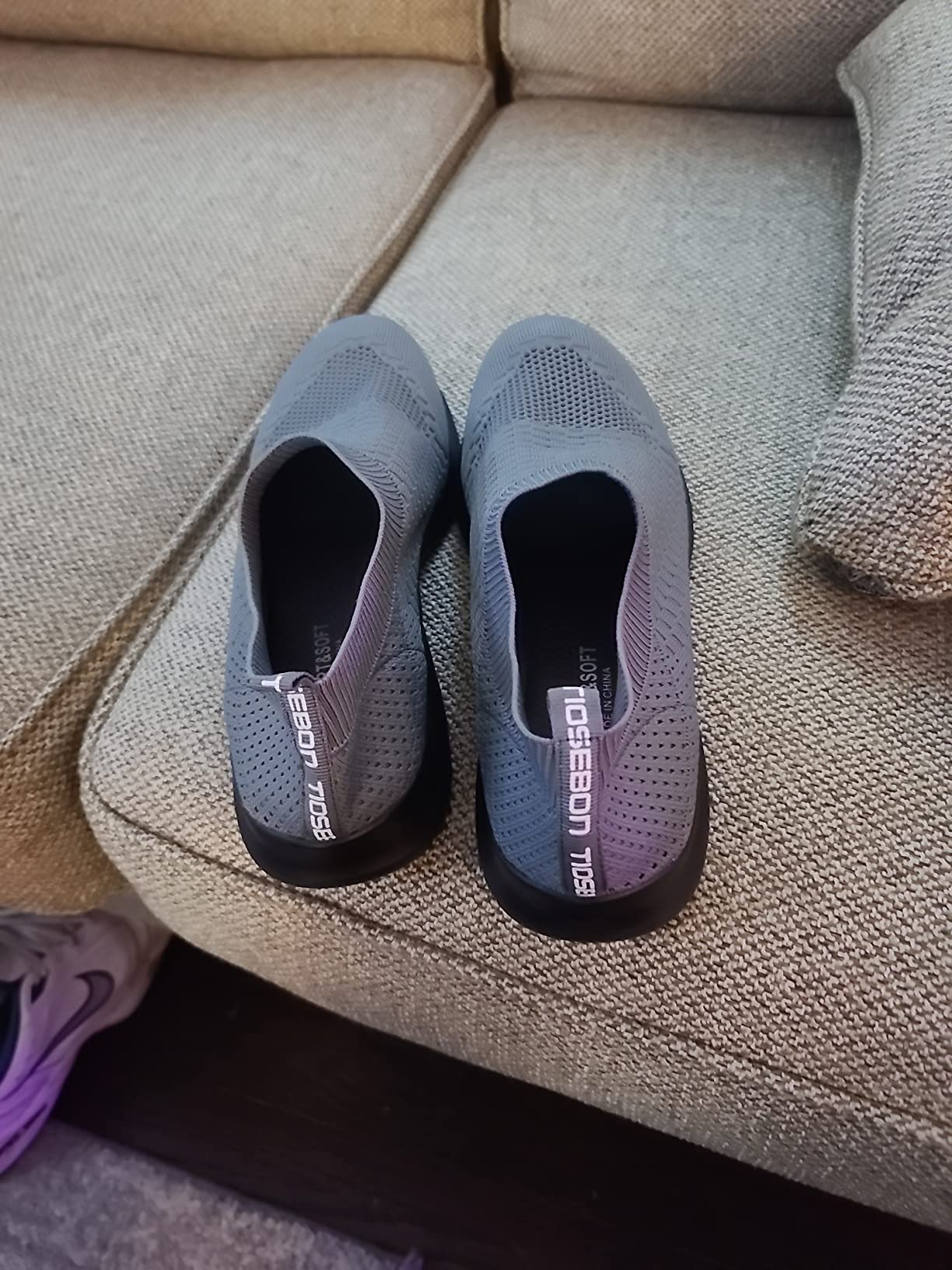 TIOSEBON mens walking shoes marketing features breakdown showing knit upper and EVA sole construction