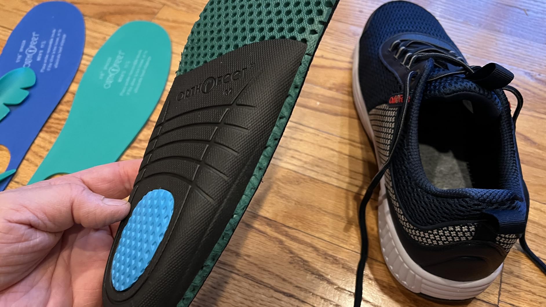 Orthofeet Edgewater sneaker technical diagram showing pain relief technology, wide toe box, and anatomical arch support