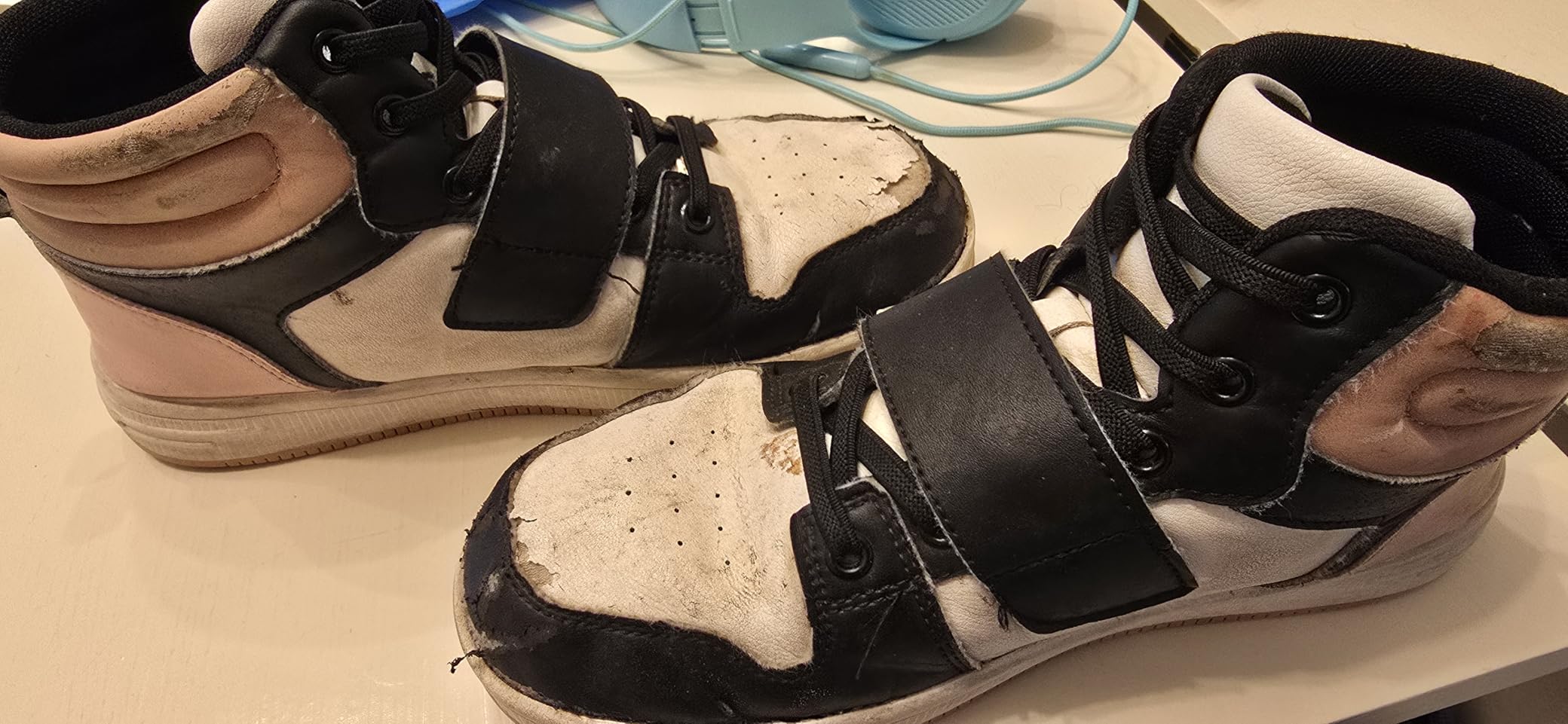 DREAM PAIRS basketball shoes showing sole separation issue after extended wear