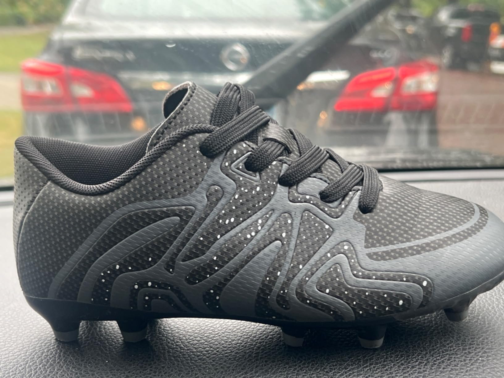 DREAM PAIRS cleat product packaging and marketing materials showing claimed features and benefits