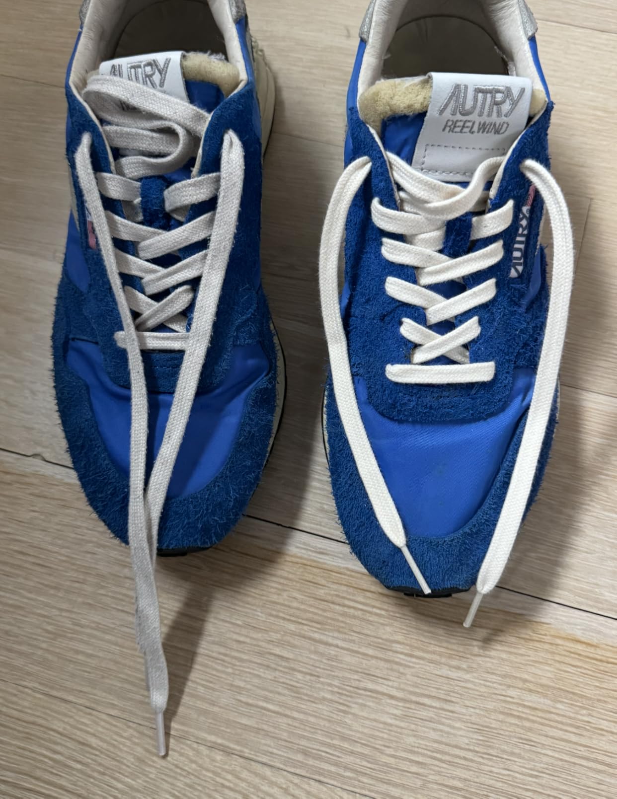 Comparison between original OEM shoelaces and new Handshop replacement laces showing perfect fit