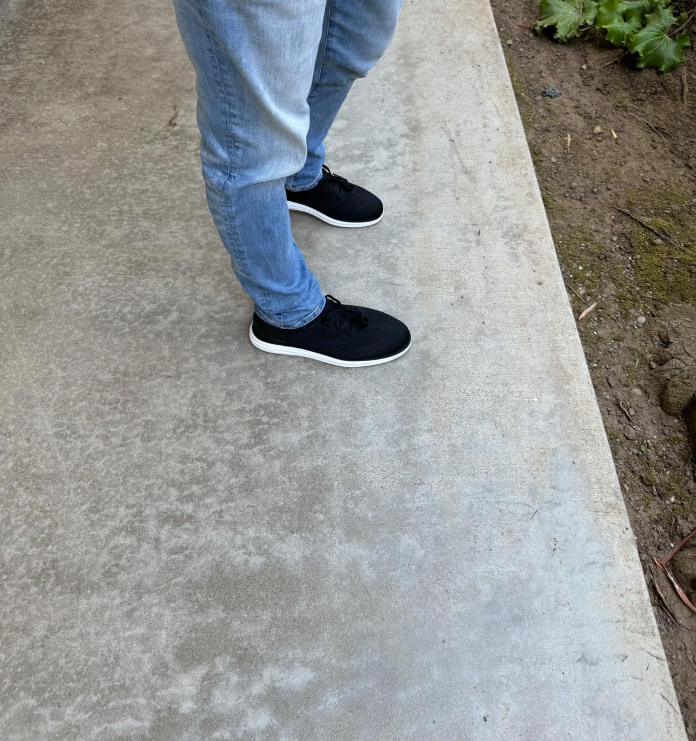 Bruno Marc Oxford sneakers showing sole flexibility and walking comfort features