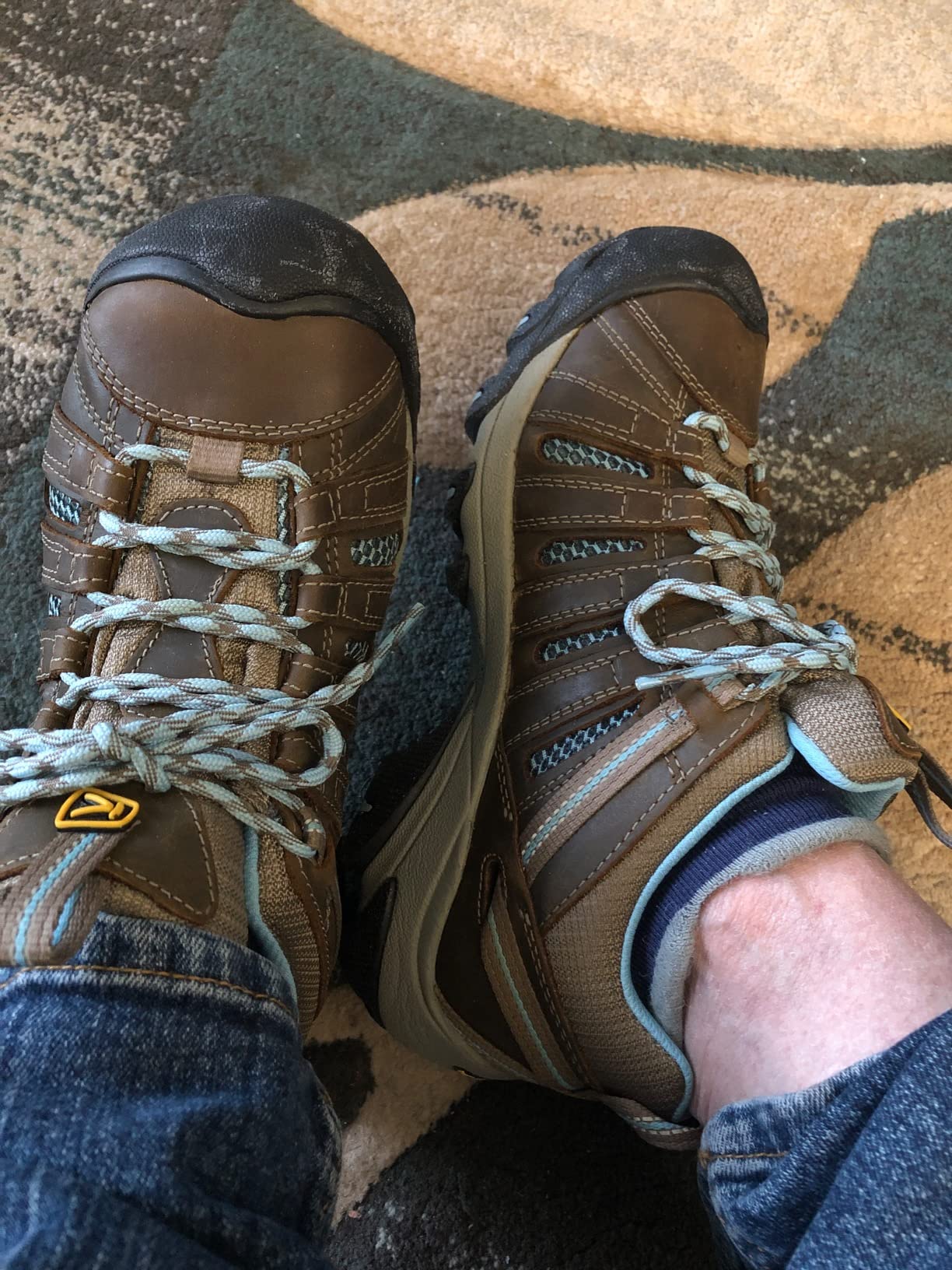 KEEN Voyageur showing removable metatomical footbed and arch support design for custom comfort