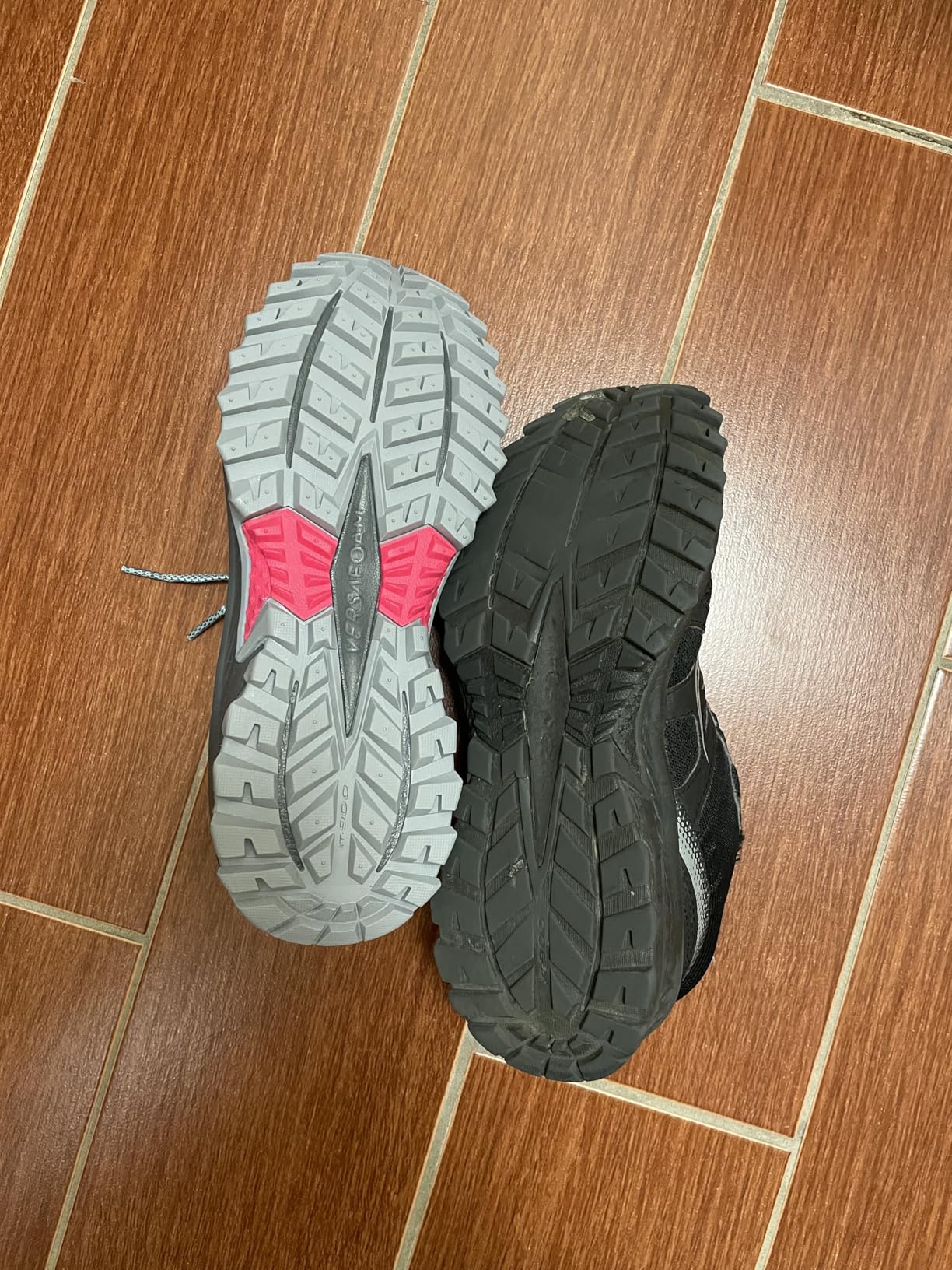 Side profile view showing VERSARUN midsole cushioning and heel support structure