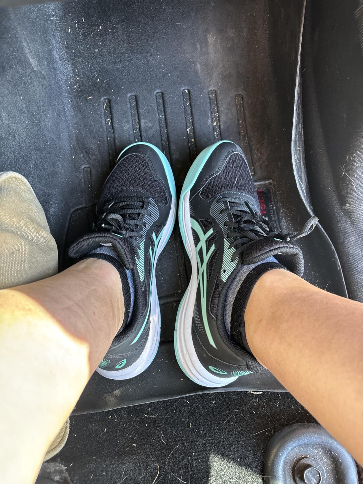 ASICS Upcourt 5 sole showing rubber traction pattern for indoor courts