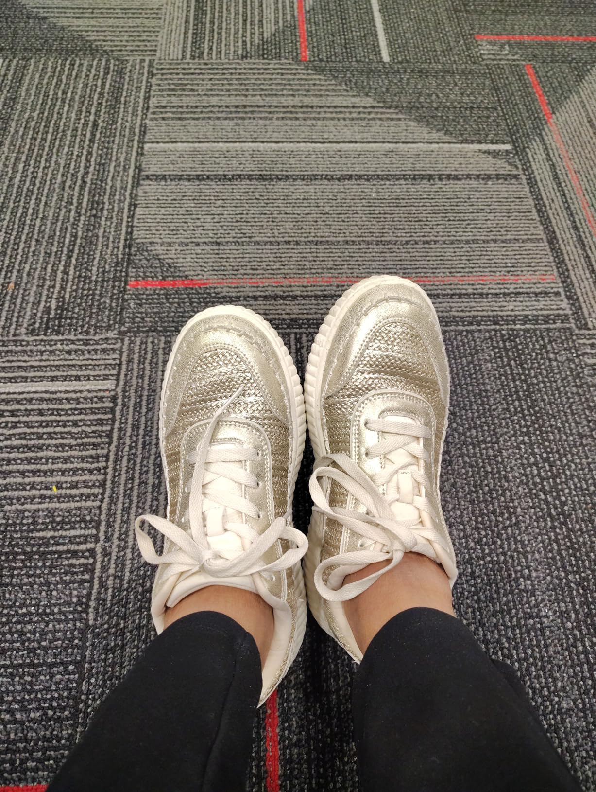 DREAM PAIRS sneaker styled for travel with neutral outfit
