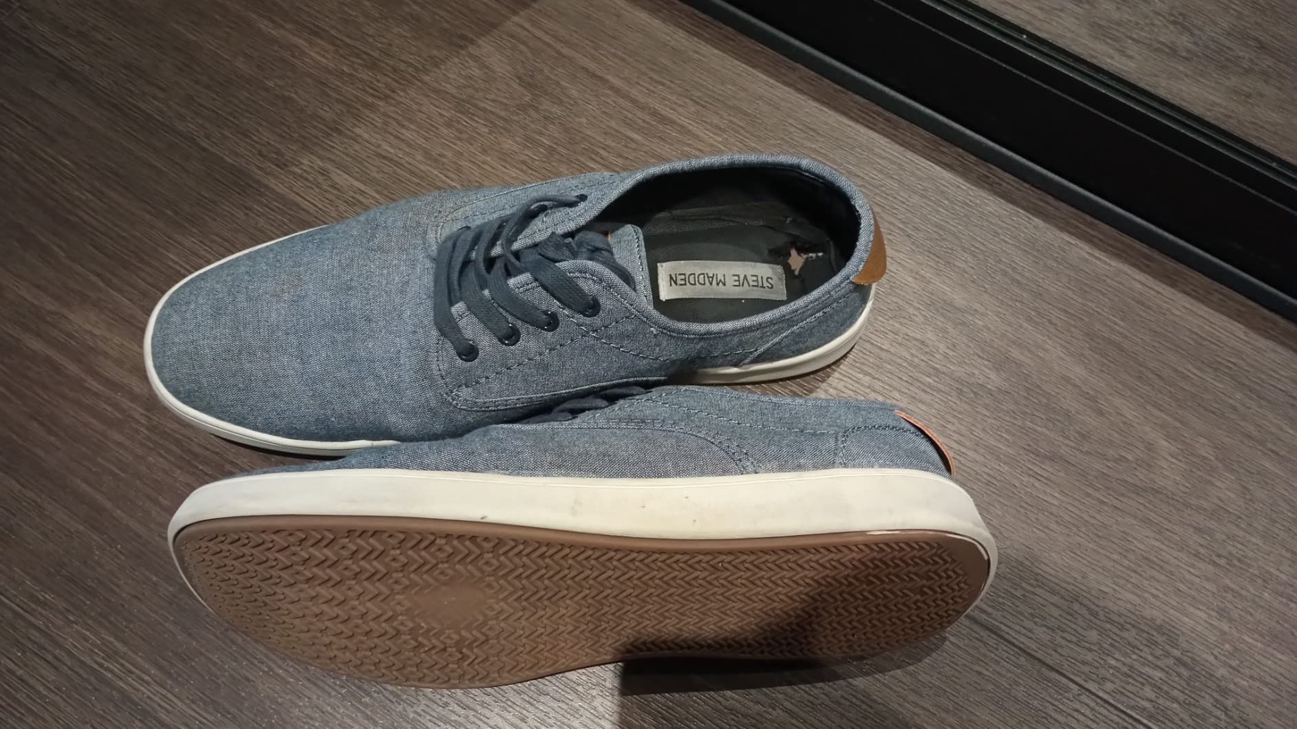 Close view of Steve Madden Fenta upper and toe shape