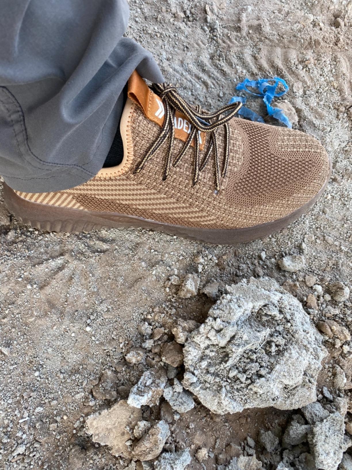 SUADEX steel toe shoes showing elastic bungee lacing system and cord lock mechanism