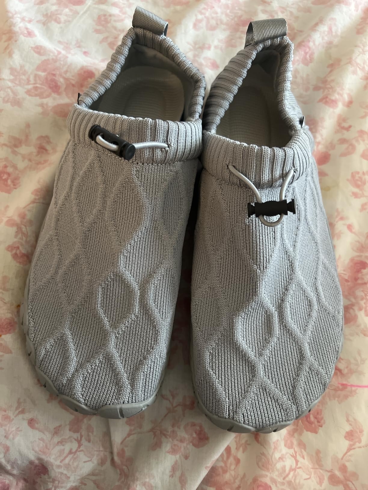 Marketing features of WateLves shoes highlighting breathable mesh and anti-slip sole design