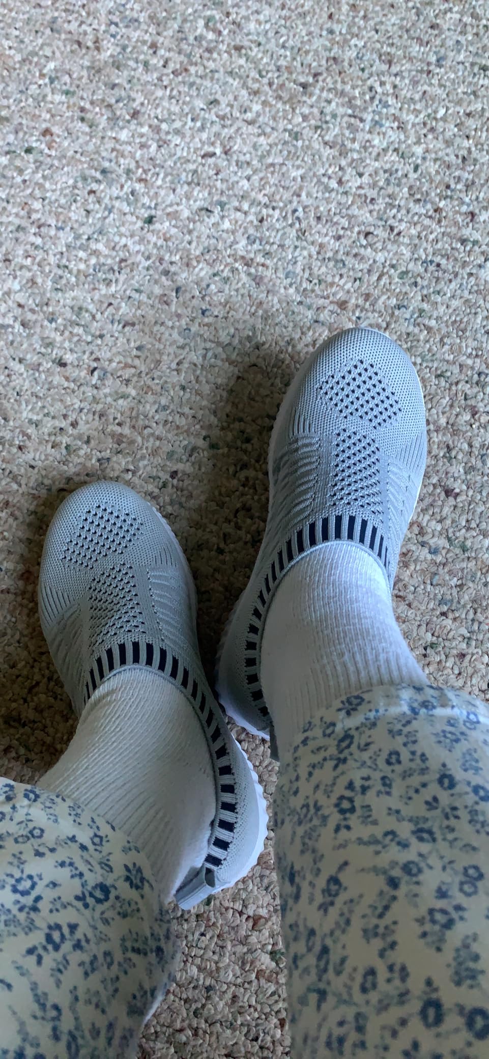 konhill Women's Walking Shoes product features highlighting breathable mesh and comfortable design