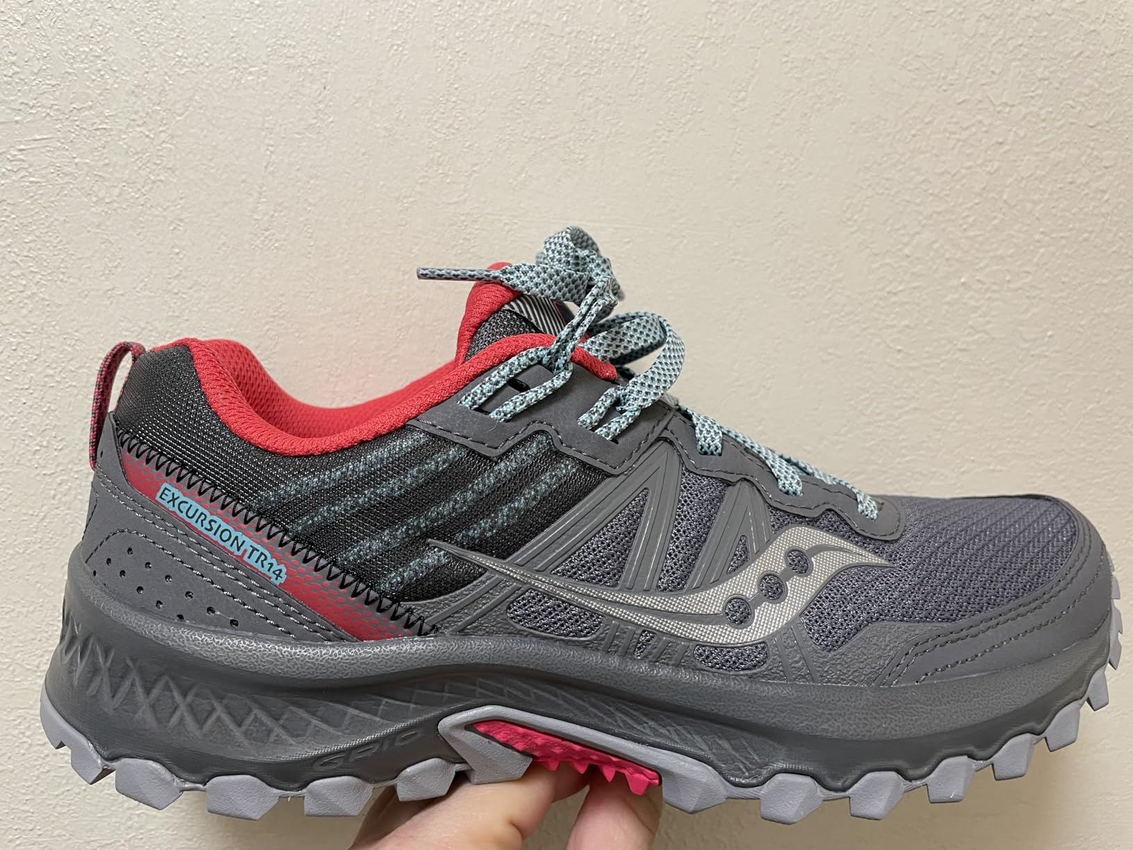 Final product photo showing complete Saucony TR14 trail running shoe design