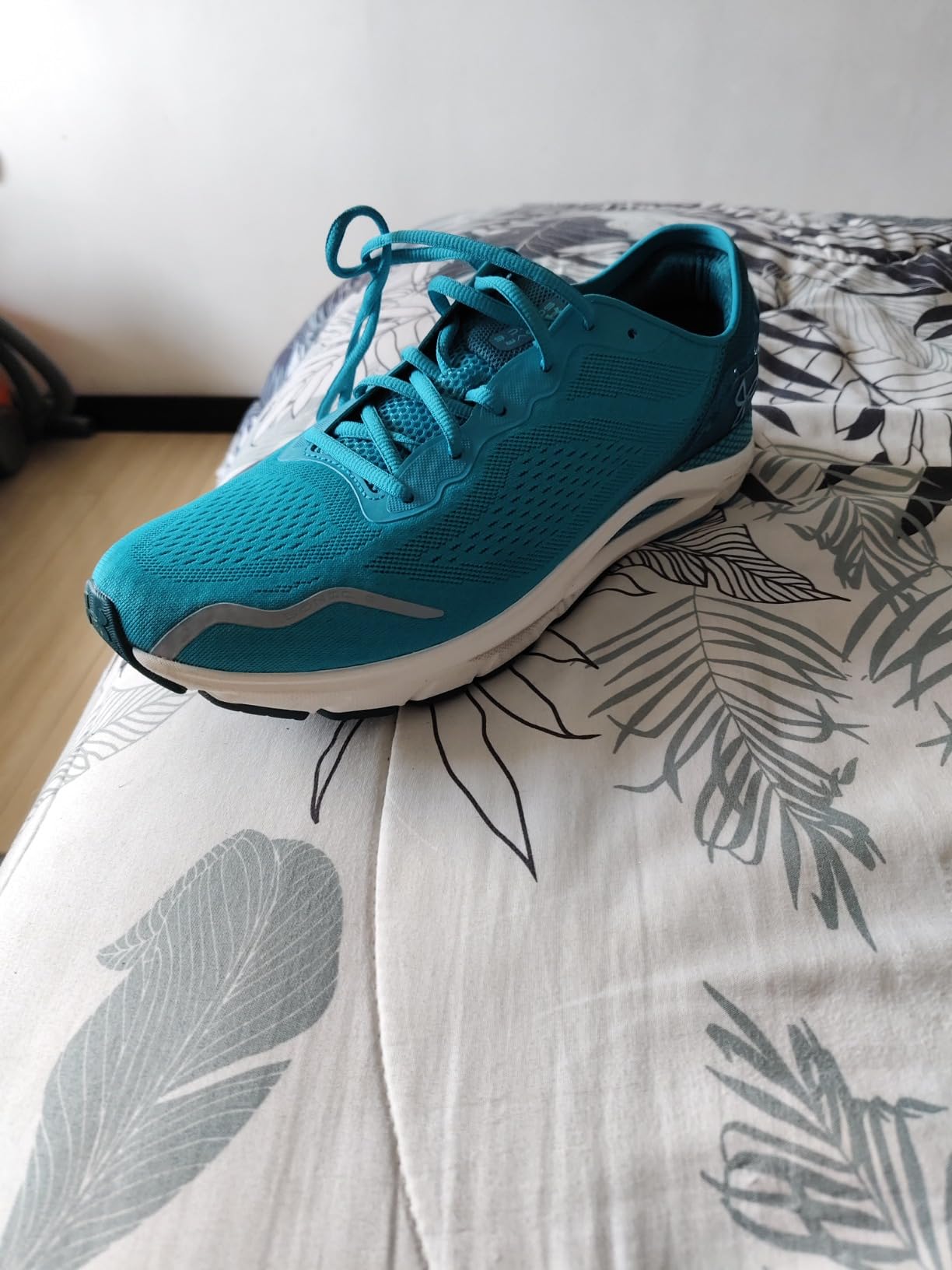 Under Armour HOVR Sonic 6 side profile showing midsole cushioning technology and external heel counter