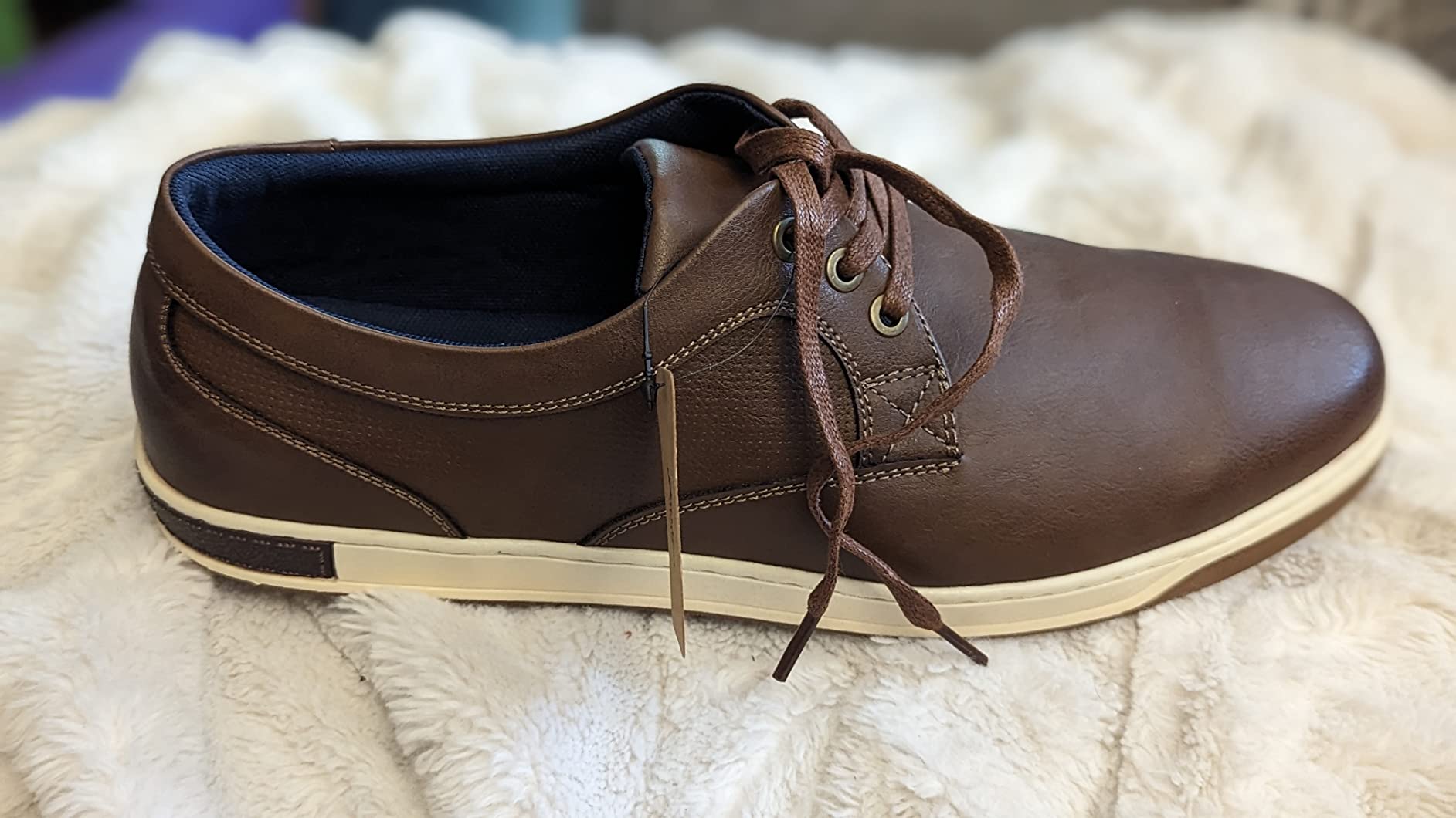 Close-up of Jousen sneaker mesh ventilation panels and side profile design