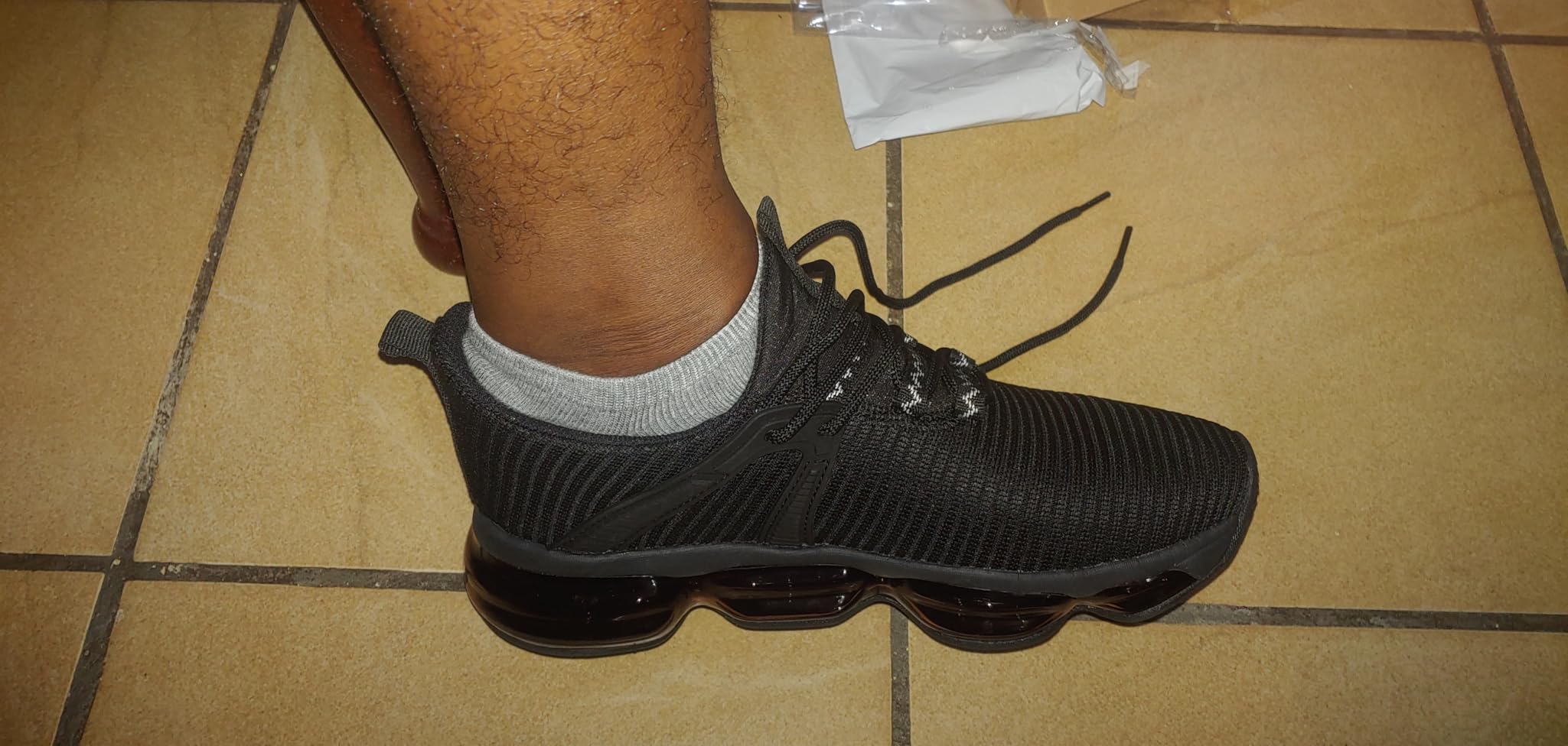 Men's Air Running Shoes sizing issues demonstration showing tight fit problems for wider feet