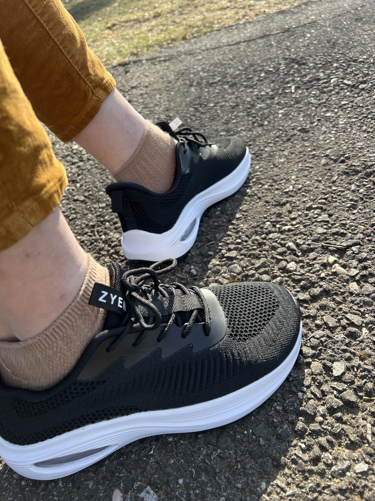 Close-up view of ZYEN shoe mesh upper construction and lacing system detail