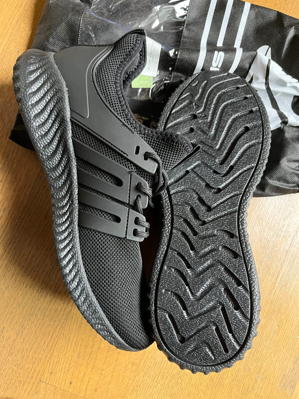 Close-up of AKK sneakers sole showing MD outsole with anti-skid grooves and cushioning