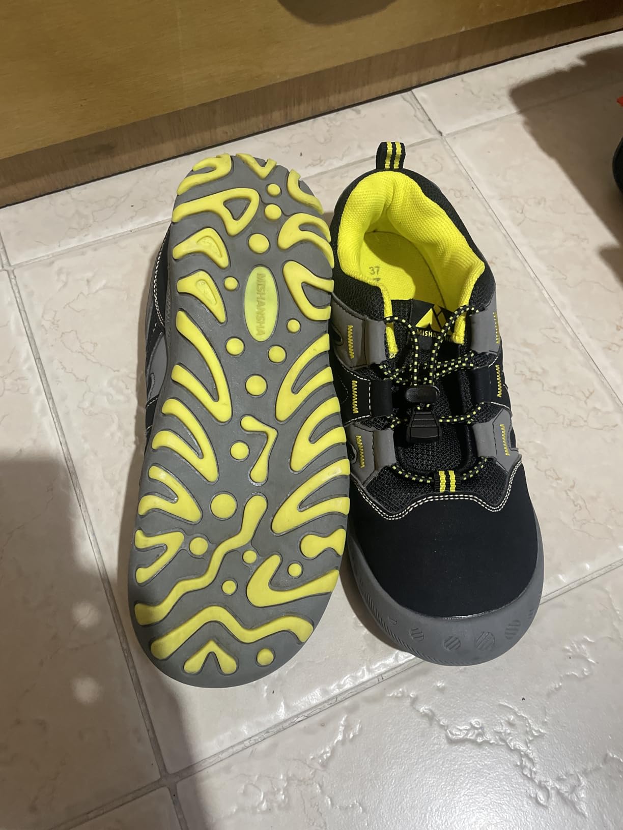 Side profile of Mishansha kids hiking boots demonstrating the wide toe box design and ankle support structure